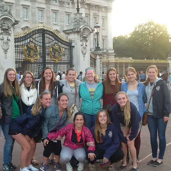 visiting buckingham palace